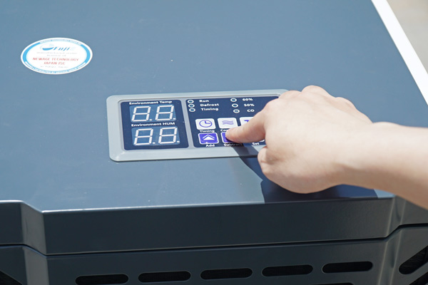 Máy hút ẩm công nghiệp FujiE HM-150N bảng điều khiển