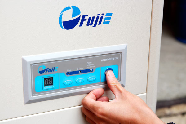 Máy hút ẩm công nghiệp FujiE HM-2408DS bảng điều khiển