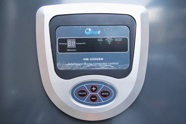 Máy hút ẩm công nghiệp FujiE HM-2500DN bảng điều khiển