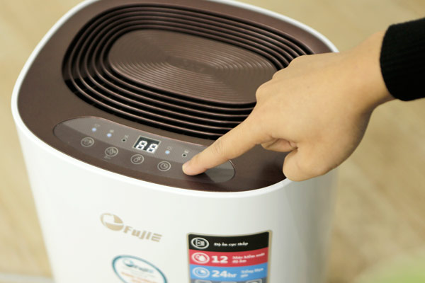 Máy hút ẩm FujiE HM-912EC-N bảng điều khiển và màn hình hiển thị