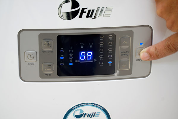 Máy hút ẩm FujiE HM-916EC bảng điều khiển
