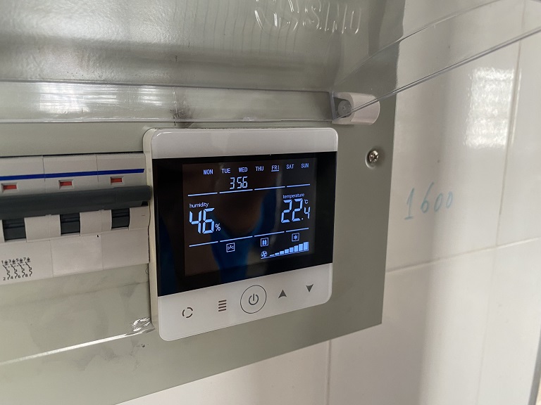 Máy hút ẩm treo trần Kosmen KM-480DS bảng điều khiển