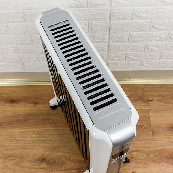 Máy sưởi dầu Tiross TS9218, 12 thanh kín, điều khiển từ xa